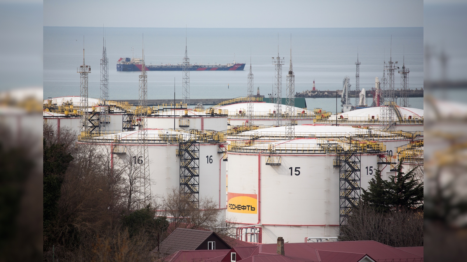 EU Weighs Temporary Freeze on Russia Oil Price Cap Over Iran
