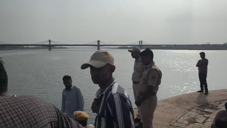 राजस्थान: माही नदी में पलटी 10 लोगों से सवार नाव, संगमेश्वर महादेव मंदिर जा रहे थे सभी