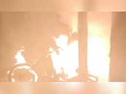 नैनवा रोड पर अचानक लगी आग,  ठेले से उठी लपटों ने बाइक को किया राख, मची अफरा-तफरी