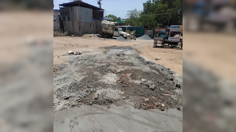 दिन में बनी सड़क, पिता-पुत्र ने रात में जेसीबी से खोद डाली; ग्वालियर नगर निगम ने दर्ज कराया मामला