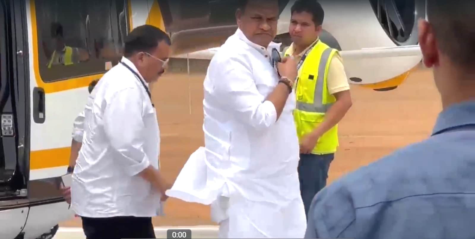 Telangana ministers helicopter ride: मात्र दो घंटे की दूरी तय करने के लिए तेलंगाना के मंत्रियों ने पहले हेलीकॉप्टर का सहारा लिया फिर कारों के काफिले के साथ पहुंचे 