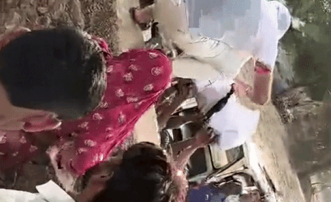 दौसा में दीवार फांदकर श्मशान ले जाना पड़ा शव, अतिक्रमण के आगे बेबस दिखा प्रशासन