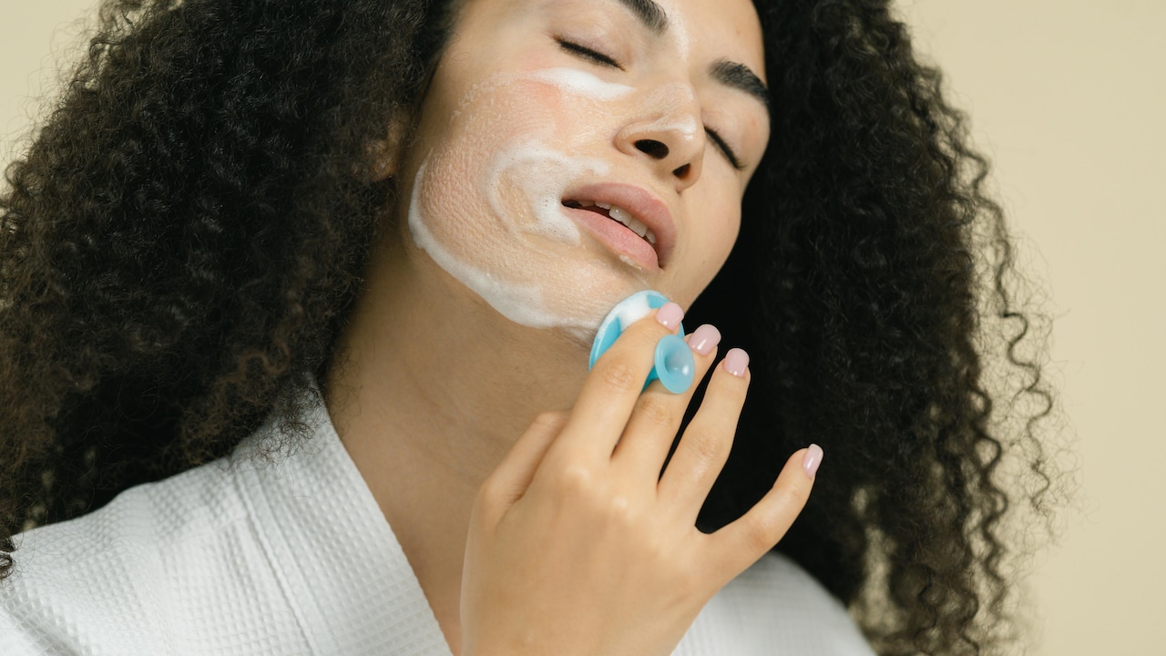 Gel Cleansers Vs Cream Cleansers: Which Is Better For Summer Skin?