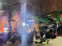 कोलकाता के न्यू मार्केट में बीजेपी कार्यकर्ताओं ने बुलडोजर लेकर निकाली विजय यात्रा, लगे तोड़फोड़ के आरोप