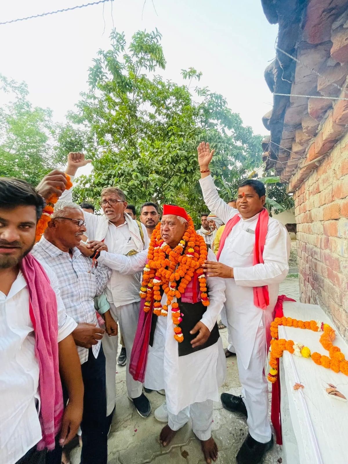 सड़क के उद्घाटन के मौके पर सांसद जी के स्वागत में नारेबाजी करते लोग. सड़क के उद्घाटन के मौके पर सांसद जी के स्वागत में नारेबाजी करते लोग.