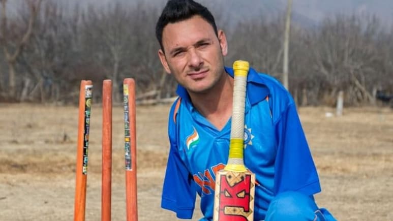 बिना हाथ का क्रिकेटर के तौर पर वायरल हुए आमिर हुसैन पर बनने जा रही फिल्म, संघर्ष से भरा सफर पर्दे पर