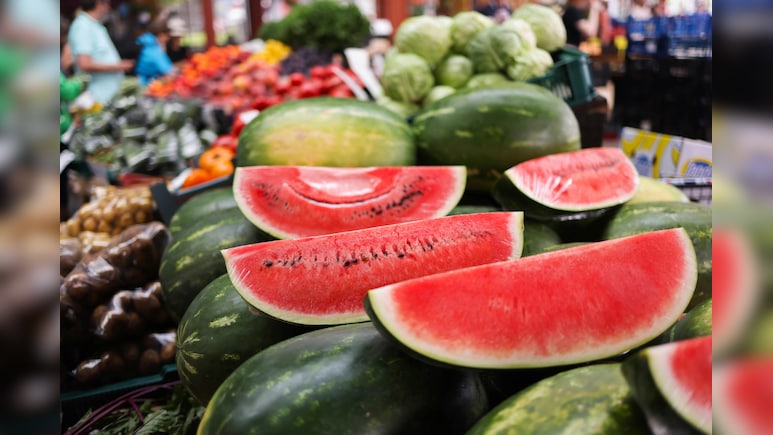Watermelon Safety Tips: कहीं आप भी तो नहीं खा रहे केमिकल वाला तरबूज? खरीदने से पहले जरूर करें ये आसान जांच