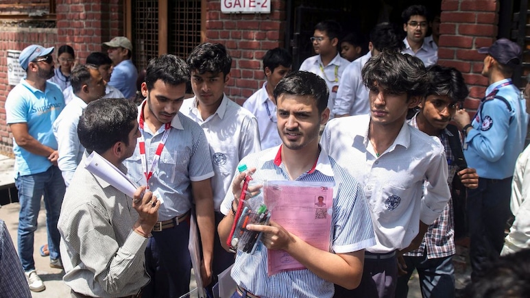 ऑन स्क्रीन मार्किंग की बजाय हाथ से चेक हो कॉपियां, री-चेकिंग से पहले CBSE छात्रों की मांग