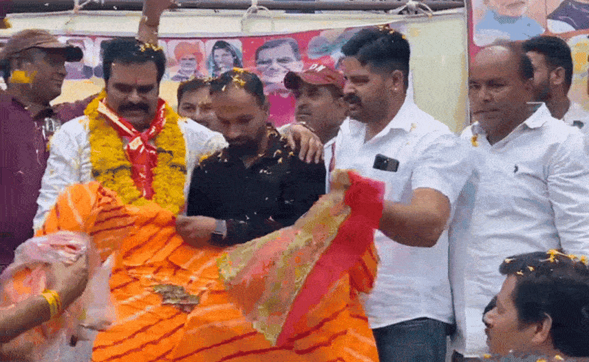 Video: स्वागत करा रहे थे भाजपा नेता, अचानक टूट गया मंच, देखते रह गए लोग