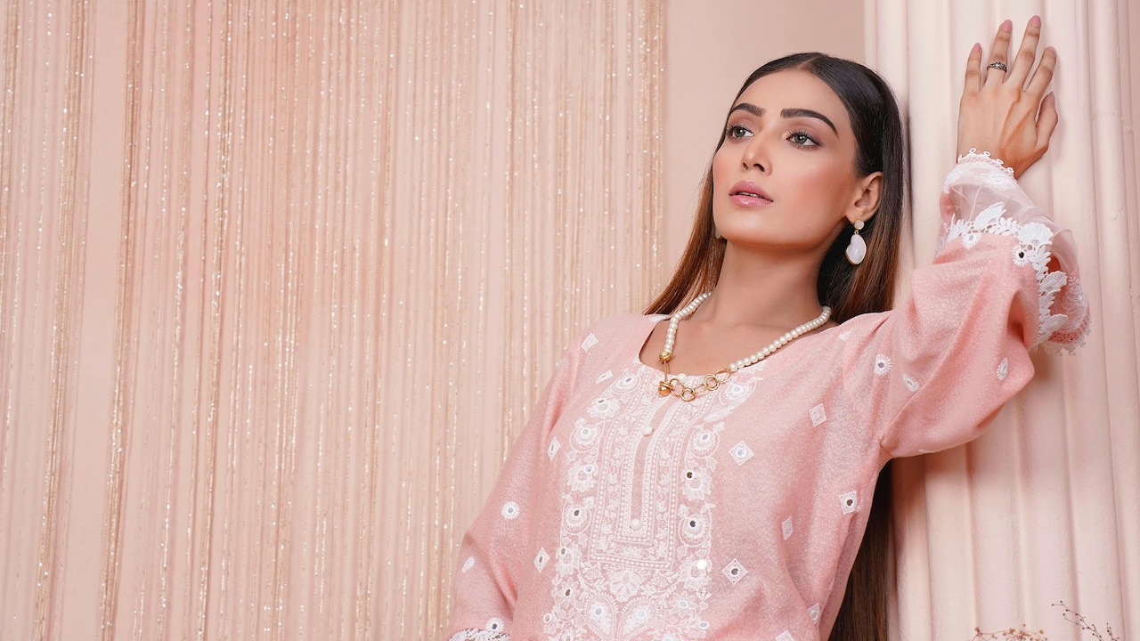 Modern Ways To Wear Chikankari Kurtis Daily: Easy Styling Tips That Work