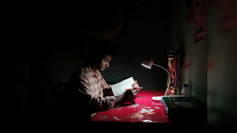 पढ़ाई करने बैठें तो स्&zwj;टडी टेबल पर नहीं होनी चाहिए ये 7 चीजें