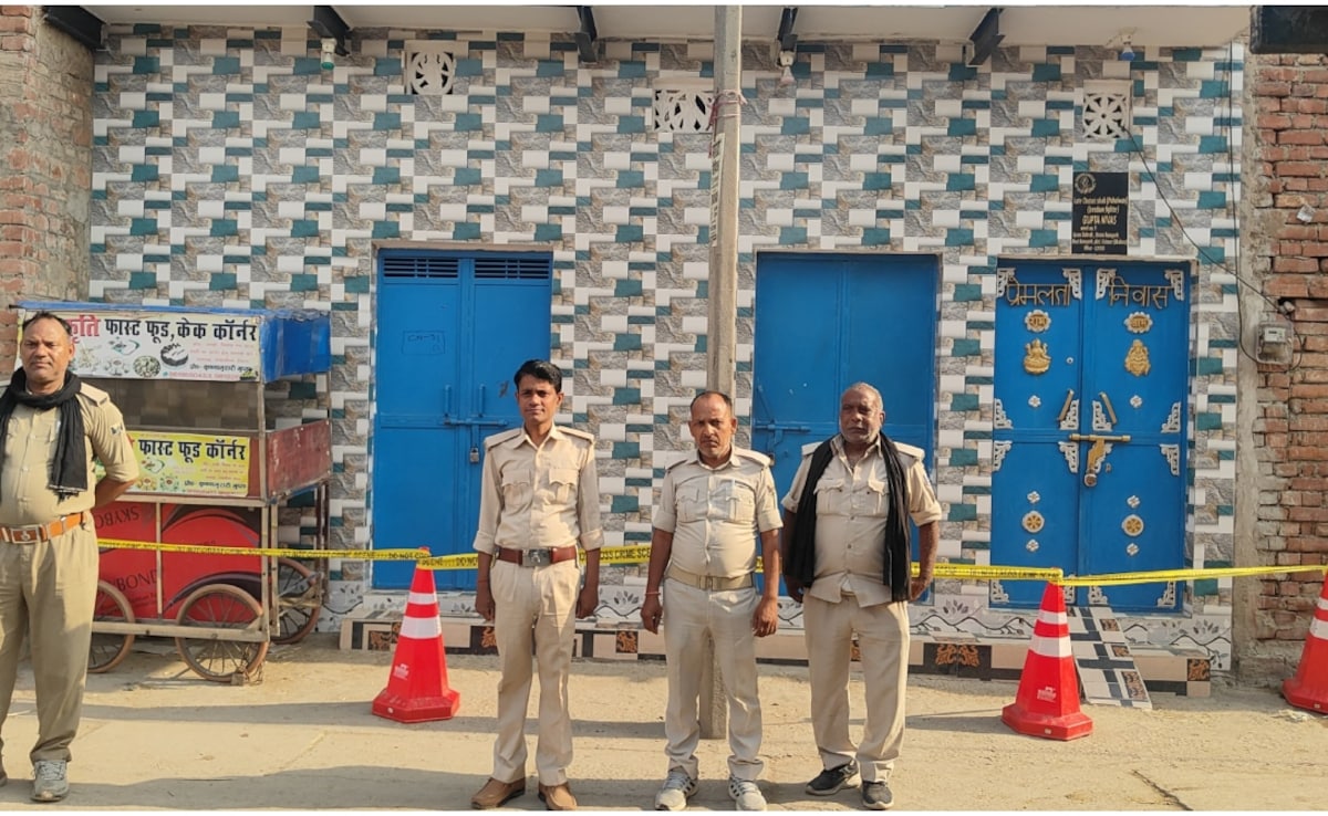 पुलिस ने एक मकान को किया सील.