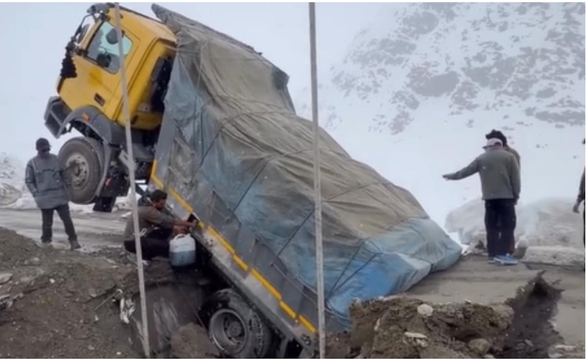 हिमाचल: चारों तरफ बर्फ और अचानक धंस गई सड़क, आधा हवा में लटका ट्रक; बाल-बाल बची जान