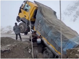 हिमाचल: चारों तरफ बर्फ और अचानक धंस गई सड़क, आधा हवा में लटका ट्रक; बाल-बाल बची जान