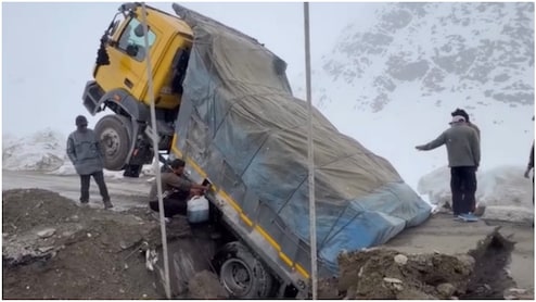 हिमाचल: चारों तरफ बर्फ और अचानक धंस गई सड़क, आधा हवा में लटका ट्रक; बाल-बाल बची जान