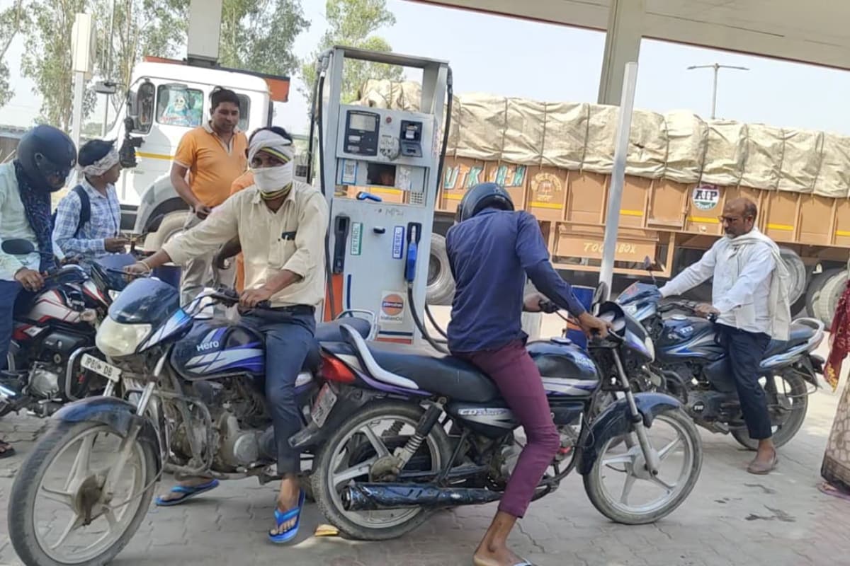 शाहपुर (आगरा) के पेट्रोल पंप पर लगी कतारें.  