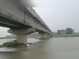 बिहार में डरा रहे जर्जर पुल, 3 साल में ही धंस गया करोड़ों की लागत से बने पुल का स्लैब