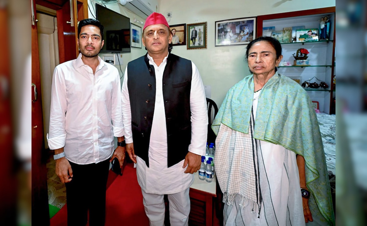 तस्वीर ममता-स्टालिन की, निशाना राहुल गांधी पर! अखिलेश के 'वायरल संदेश' के मायने समझिए