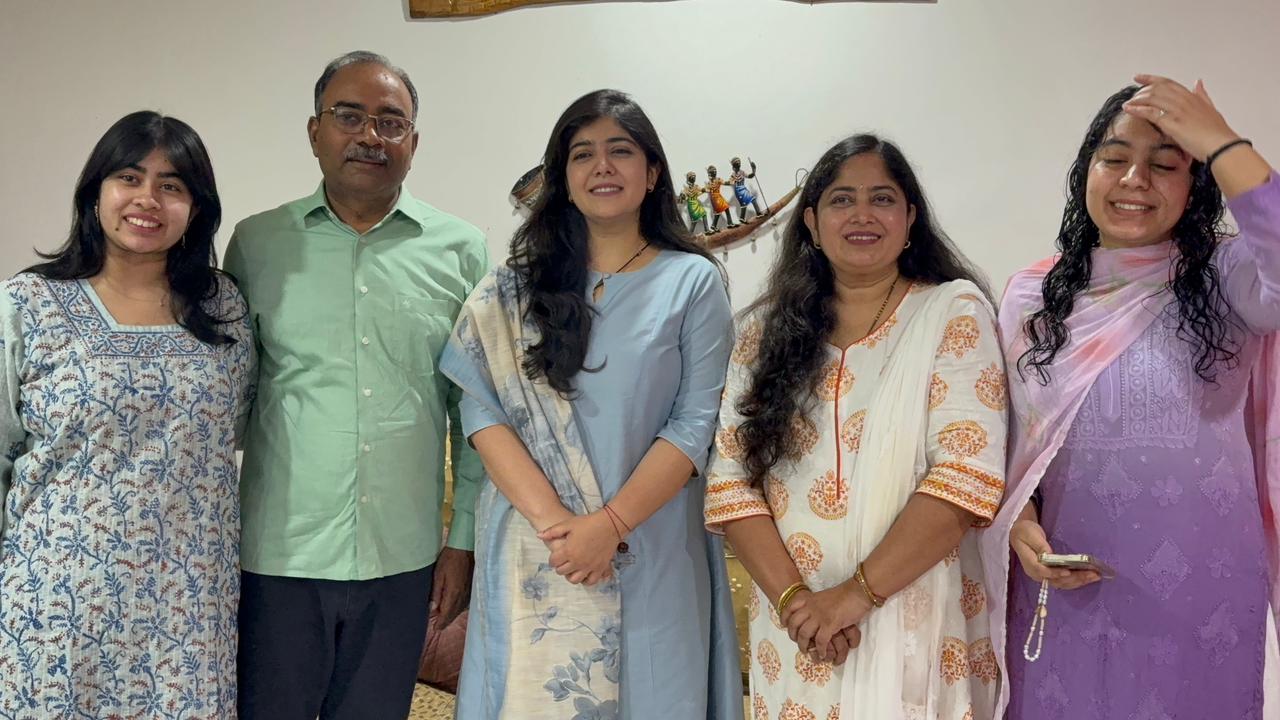 UPSC IFS 2025 Sushmita Singh AIR 32 Success Story: भिलाई की सुष्मिता सिंह परिवार के साथ