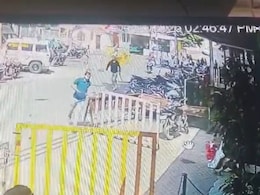 Dhar Hospital: धार जिला अस्पताल में तैनात गार्ड पर चाकू से हमला, गंभीर रूप से घायल, बाइक पार्किंग को लेकर हुई थी कहासुनी