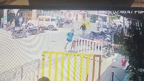 Dhar Hospital: धार जिला अस्पताल में तैनात गार्ड पर चाकू से हमला, गंभीर रूप से घायल, बाइक पार्किंग को लेकर हुई थी कहासुनी