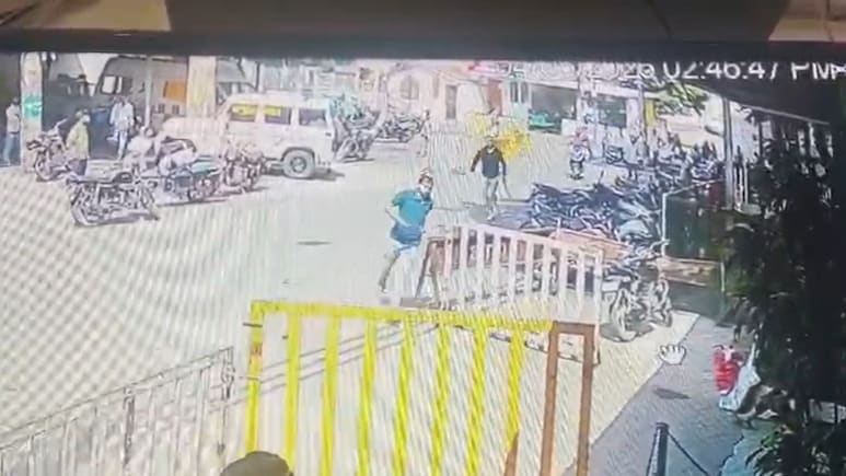 Dhar Hospital: धार जिला अस्पताल में तैनात गार्ड पर चाकू से हमला, गंभीर रूप से घायल, बाइक पार्किंग को लेकर हुई थी कहासुनी