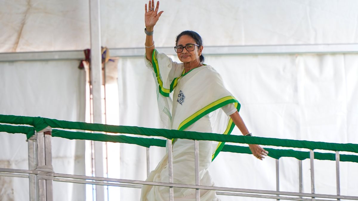 पश्चिम बंगाल में हार के बाद ममता बनर्जी पर चौतरफा हमला, क्या टीएमसी को बचा पाएंगी दीदी?