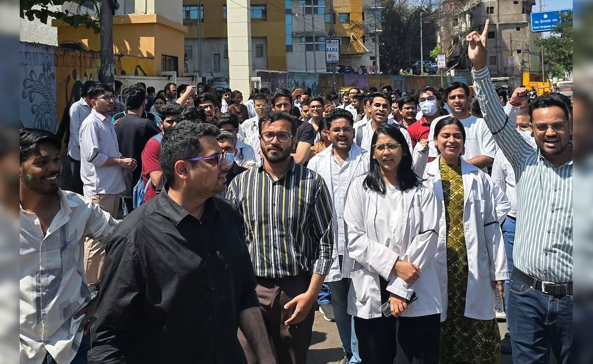 NEET UG 2026 से पहले सख्ती पर विवाद: छुट्टियां रद्द होने पर भोपाल में मेडिकल छात्रों का विरोध, पुलिस सख्त