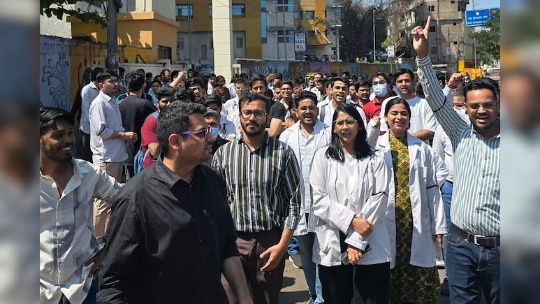 NEET UG 2026 से पहले सख्ती पर विवाद: छुट्टियां रद्द होने पर भोपाल में मेडिकल छात्रों का विरोध, पुलिस सख्त