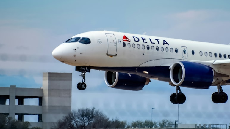 Video: Delta Air Lines Passenger Arrested After Refusing To End Phone Call Before Takeoff