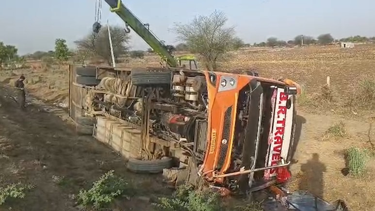 Road Accident: NH-52 पर भोपाल से दिल्ली जा रही बस खाई में पलटी, 13 यात्री घायल; दो की हालत गंभीर