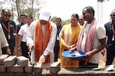 छत्तीसगढ़ सीएम बने 'राजमिस्त्री', पीएम आवास योजना में बन रहे मकान की दीवार में लगाई ईंटें