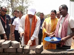 छत्तीसगढ़ सीएम बने 'राजमिस्त्री', पीएम आवास योजना में बन रहे मकान की दीवार में लगाई ईंटें
