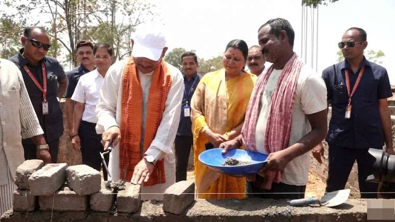 छत्तीसगढ़ सीएम बने 'राजमिस्त्री', पीएम आवास योजना में बन रहे मकान की दीवार में लगाई ईंटें