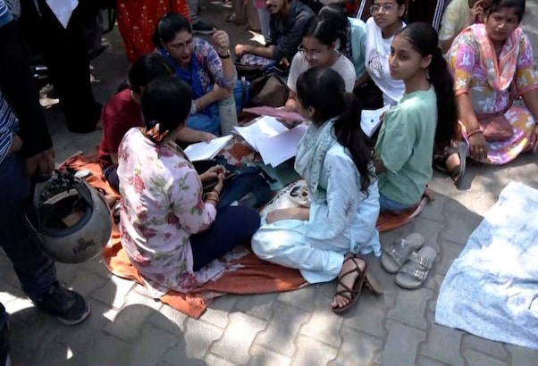 CUET UG 2026: चिलचिलाती धूप में फुटपाथ पर बैठे परीक्षार्थी, रोते हुए बोली छात्रा- "इस माहौल में कोई अच्छा परफॉर्म कैसे करे?"