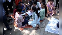 CUET UG 2026: चिलचिलाती धूप में फुटपाथ पर बैठे परीक्षार्थी, रोते हुए बोली छात्रा- "इस माहौल में कोई अच्छा परफॉर्म कैसे करे?"