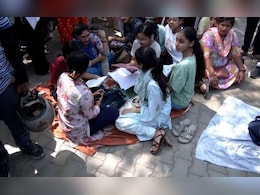 CUET UG 2026: चिलचिलाती धूप में फुटपाथ पर बैठे परीक्षार्थी, रोते हुए बोली छात्रा- "इस माहौल में कोई अच्छा परफॉर्म कैसे करे?"
