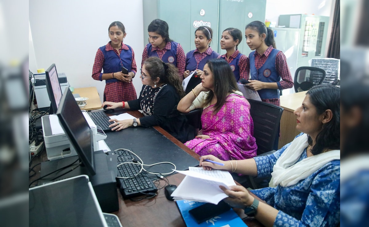 CBSE 12th Result 2026 OUT: सीबीएसई 12वीं रिजल्ट की पूरी PDF यहां देखें, एक क्लिक में जानें फुल डिटेल