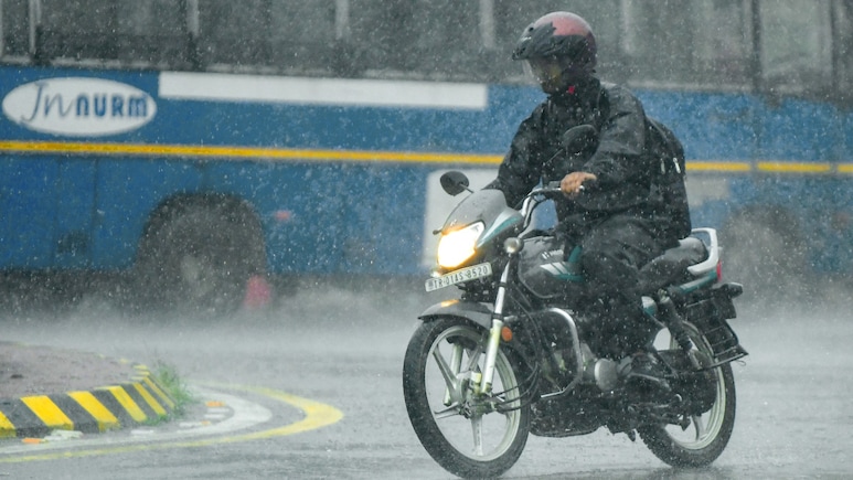 Bihar Weather: बिहार में आंधी-बारिश और ओलावृष्टि का रेड अलर्ट, जानिए पटना समेत कई जिलों में कैसा रहेगा मौसम