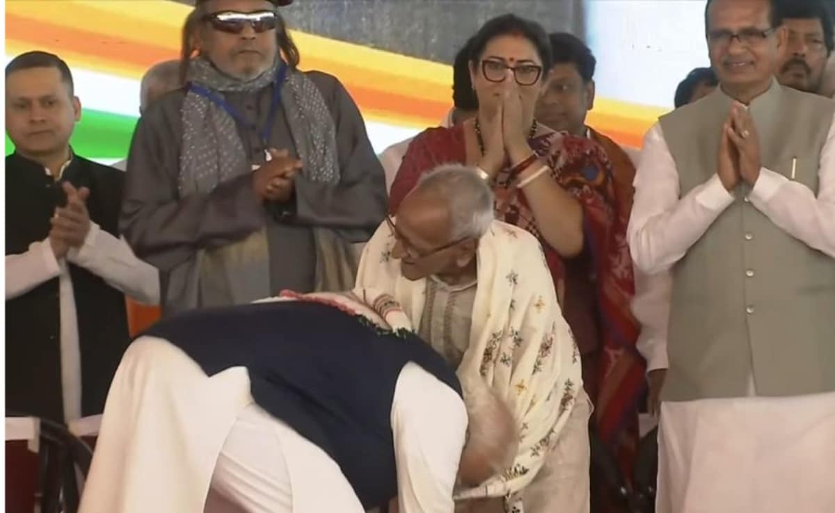 शुभेंदु की शपथ में जिस बुजुर्ग के पीएम मोदी ने पैर छुए, वो कौन हैं? जानिए माखनलाल सरकार के बारे में
