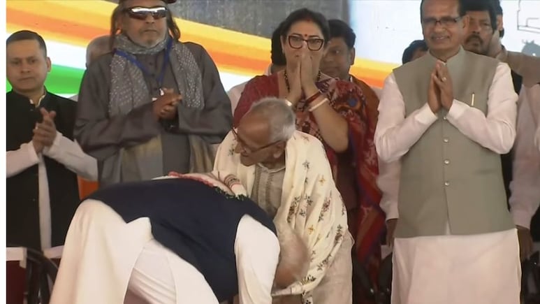 शुभेंदु की शपथ में जिस बुजुर्ग के पीएम मोदी ने पैर छुए, वो कौन हैं? जानिए माखनलाल सरकार के बारे में