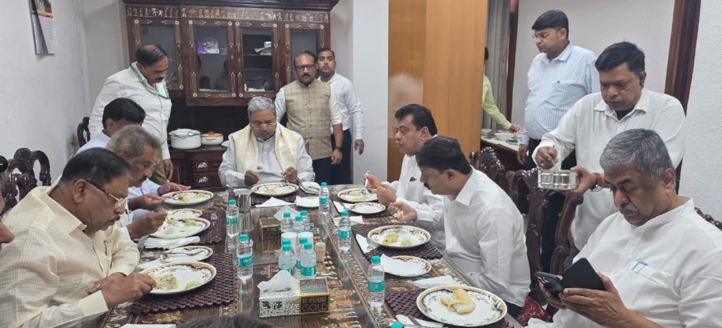Siddaramaiah, with close aides, eating breakfast at Karnataka Bhavan in Delhi 