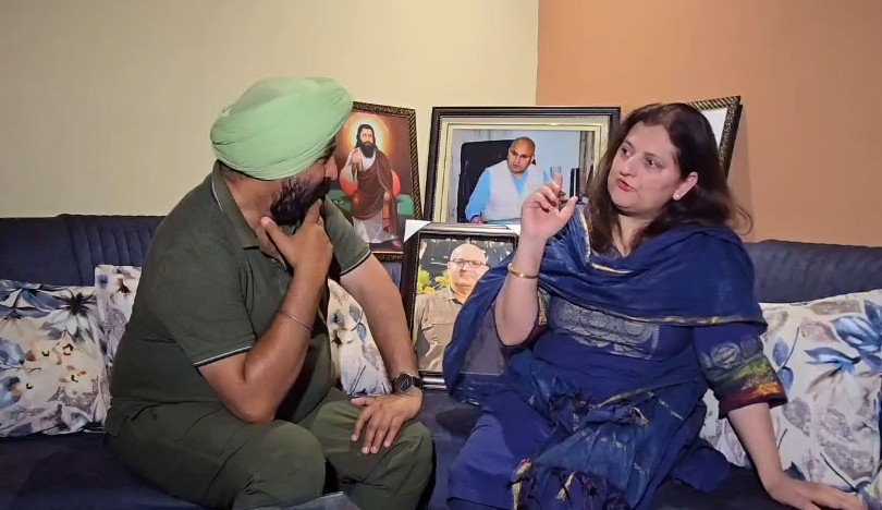 गोलाबारी में डटे रहे, बिन वर्दी निभाया फर्ज...ऑपरेशन सिंदूर में जान कुर्बान करने वाले अफसर की पत्नी