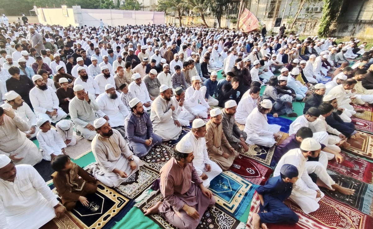 ईदगाह में जगह कम पड़ी तो सड़कों पर हुई नमाज, गाय को राष्ट्रीय पशु बनाने की मांग.. यूं मनी बिहार में बकरीद