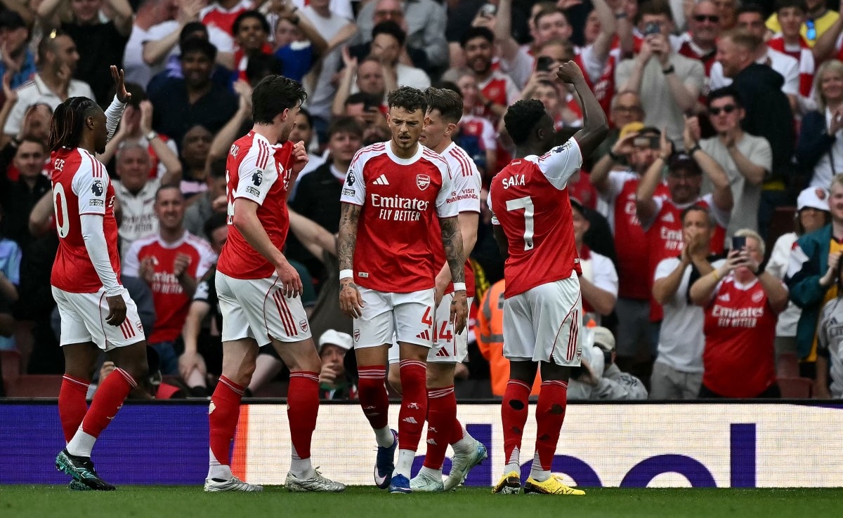 Arsenal Hit Stride To Go Six Points Clear, West Ham Loss Offers Spurs Hope