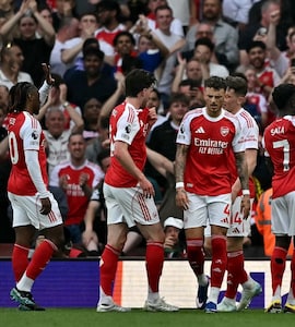 Arsenal Hit Stride To Go Six Points Clear, West Ham Loss Offers Spurs Hope