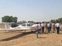 अलीगढ़ में ट्रेनी एयरक्राफ्ट की खेत में सुरक्षित लैंडिंग, पायलट सुरक्षित
