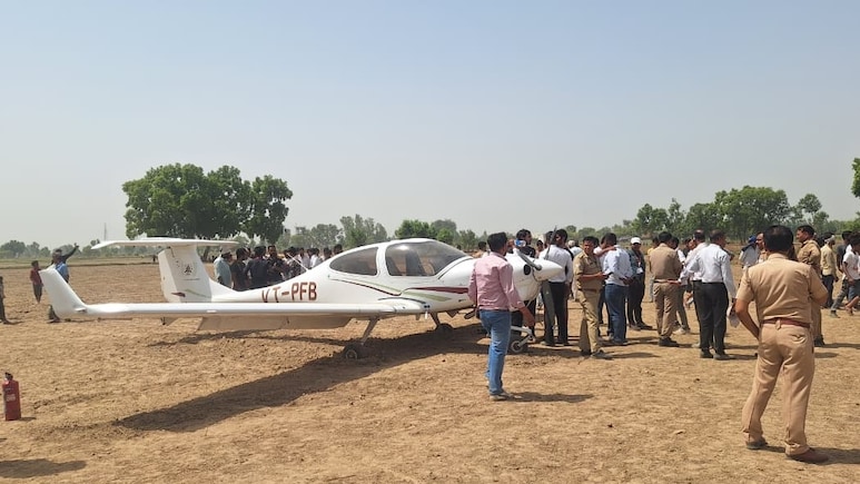 अलीगढ़ में ट्रेनी एयरक्राफ्ट की खेत में सुरक्षित लैंडिंग, पायलट सुरक्षित