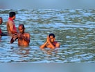 गंगा स्नान करते समय क्या करना चाहिए और क्या नहीं, ज्योतिषाचार्य ने बताया गंगा में कितनी बार डुबकी लगानी चाहिए