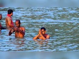 Ganga Dussehra 2026: गंगाजी में स्नान करते समय क्या करना चाहिए और क्या नहीं, ज्योतिषाचार्य ने बताया गंगा में कितनी बार डुबकी लगानी चाहिए